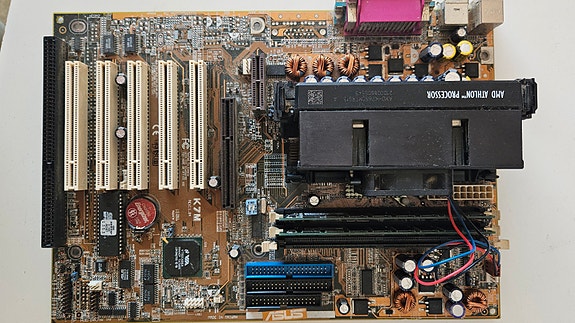 AMD Athlon 650 MHz (Slot A) + Asus K7M + 2 x 64 MiB PC-100 SDR muistit