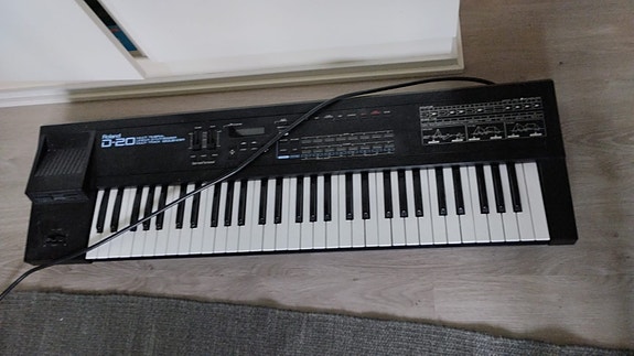 Roland D20 Keyboard Workstation 9 tracks