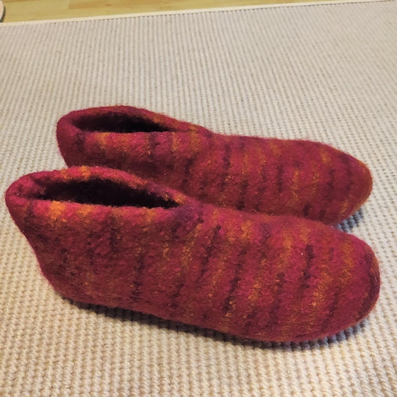 Uudet / käyttämättömät huovutetut tossut k. 38.