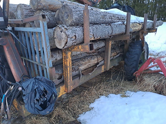 Patu-kuormaaja ja metsäkärri.