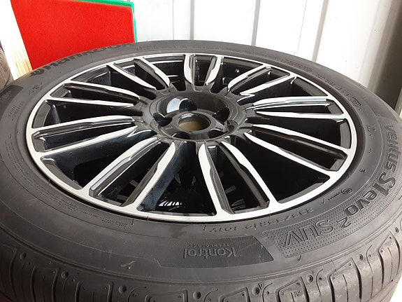 Jaguar E-Pacen alta siistit vanteet.