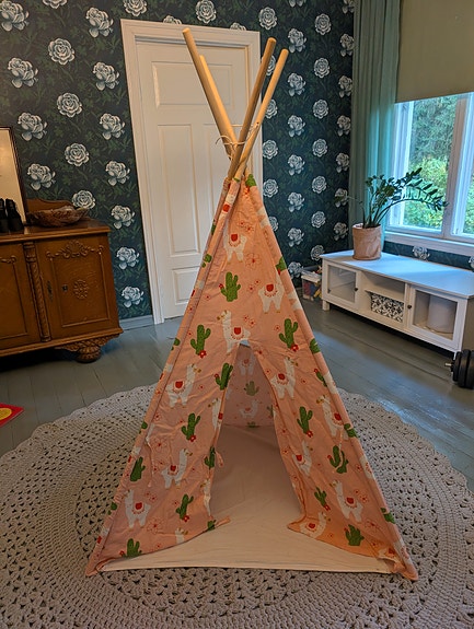 Lasten tiipii teltta