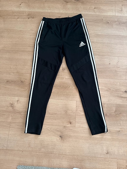 Adidaksen verryttelyhousut