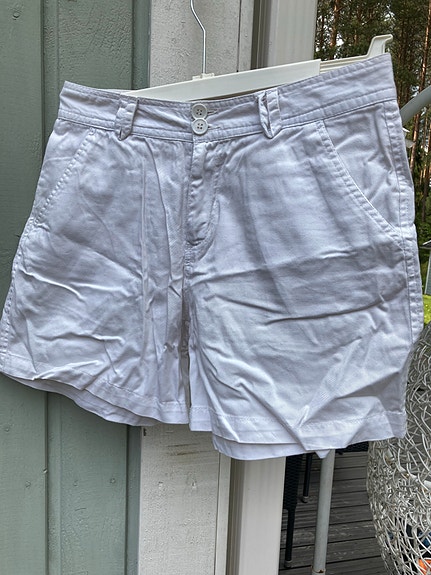 Valkoiset shortsit 36