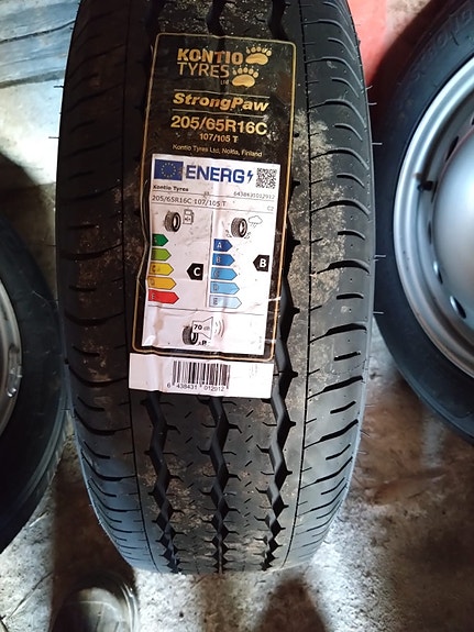 Kesärenkaat vanteilla pakettiautoon