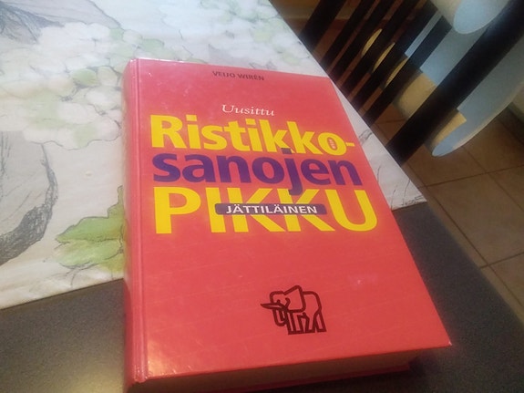 Ristikkosanojen pikkujättiläinen. Uusittu