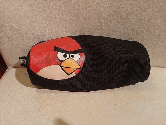 Angry Birds penaali musta