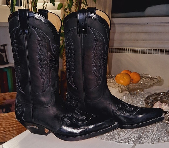 Mustat Sendra bootsit