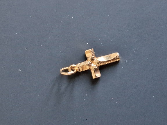 Kultainen ristiriipus