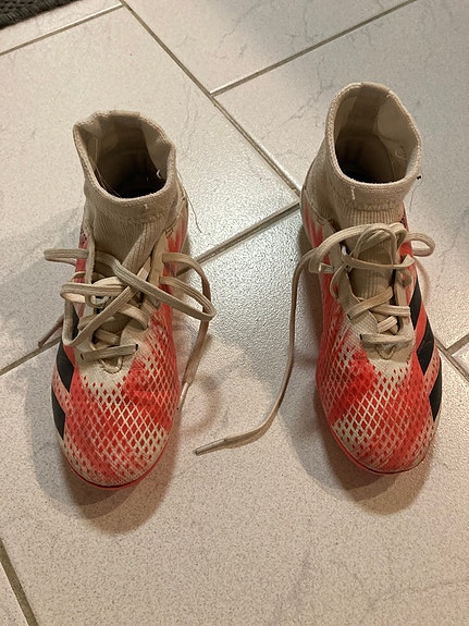 Adidas predator jalkapallo nappikset