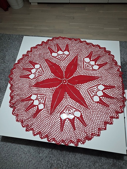 Käsin virkattuja liinoja