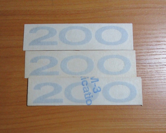 Subaru Legacy 200 takaluukun "200" tarra