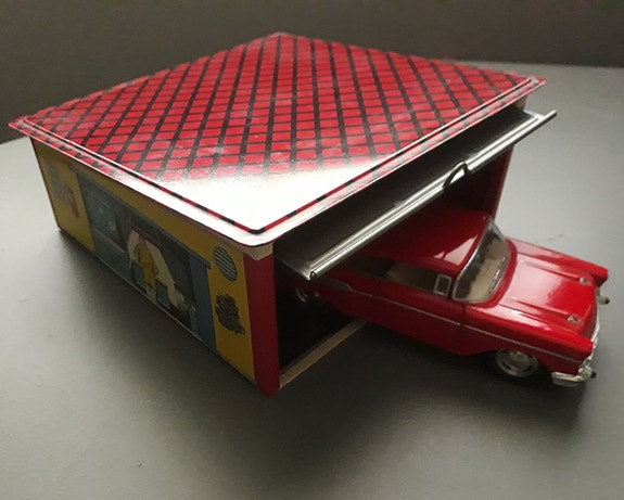 Vanhanajan lelut, peltinen autotalli