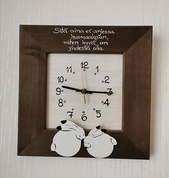 Puinen seinäkello