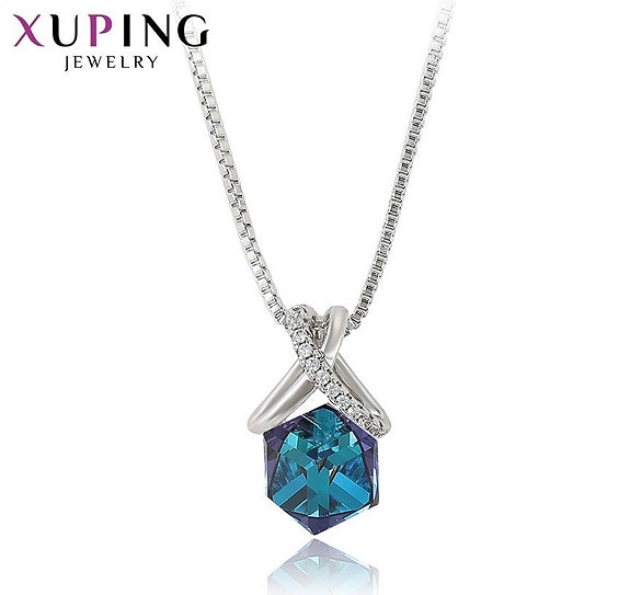 Hopeinen kaulakoru isolla Swarovski kristallilla