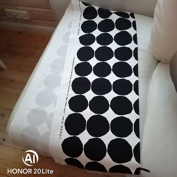 Pienet kivet markiisi soiro marimekko