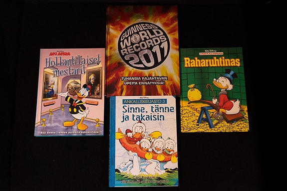 Kirjoja ja lehtiä, mm. Aku Ankkaa