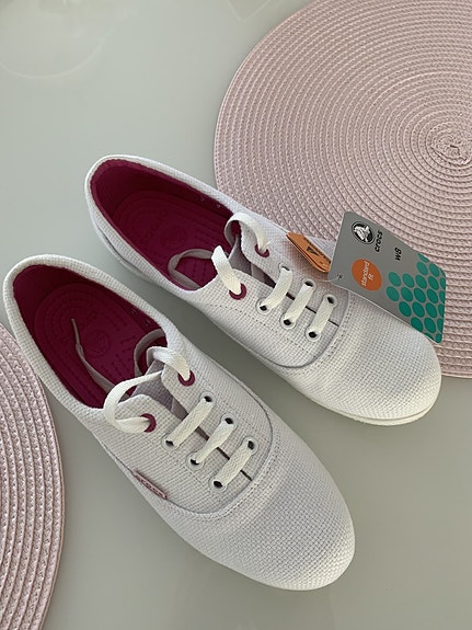 Naisten uudet valkoiset crocs tennarit 38