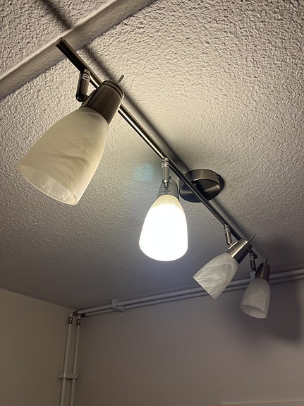 Kattovalaisin neljällä lasikuvulla