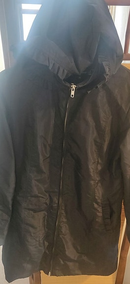 Trendikäs elegantti musta näyttävä sadetakki