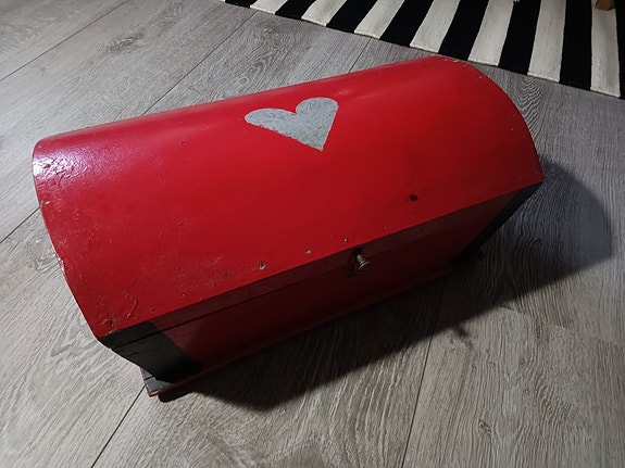 Vintage v.1955 punainen vanha pienehkö kirstu / arkku