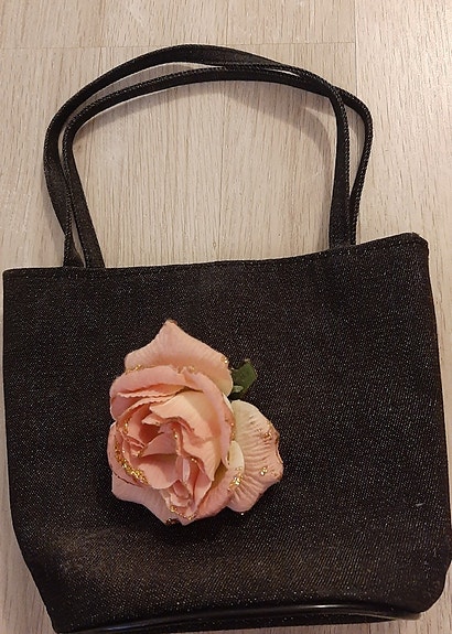 Pieni  käsilaukku
