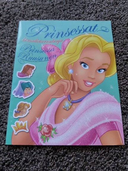 Prinsessa ruusunen ja Tuhkimo satukirja