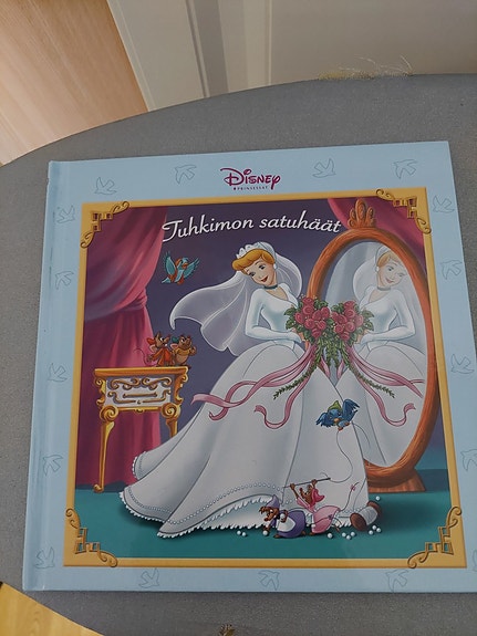 Disney; Tuhkimon satuhäät
