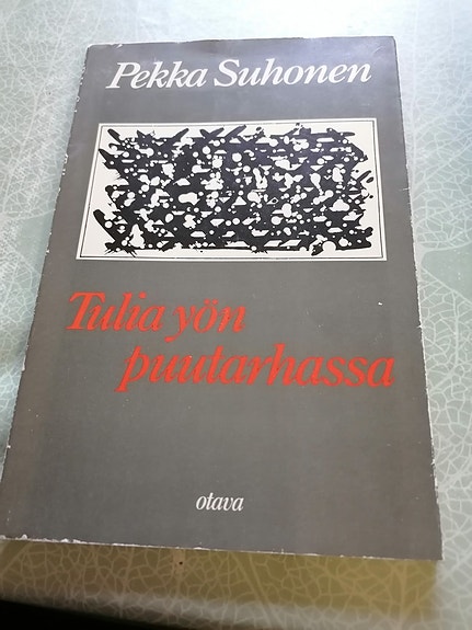 Pekka Suhonen Tulia yön puutarhassa
