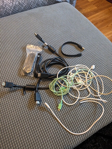 Latausjohtoja usb-c ja Lightnig
