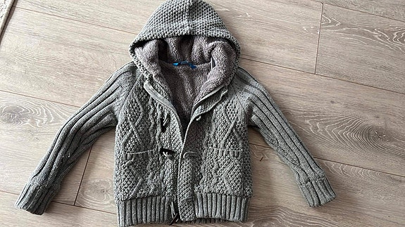 Hupullinen neuletakki 128