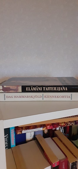 Elämäni taiteilijana ja Kiinnekekohtia -kirjat