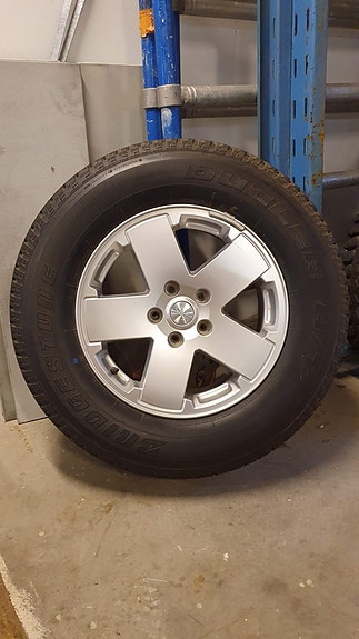 Jeep Wrangler 255/70/18 alkuperäisella vanteella