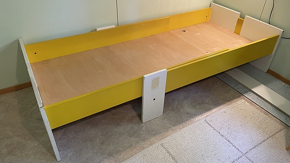 Muurame jatkettava sänky kelta-valkoinen