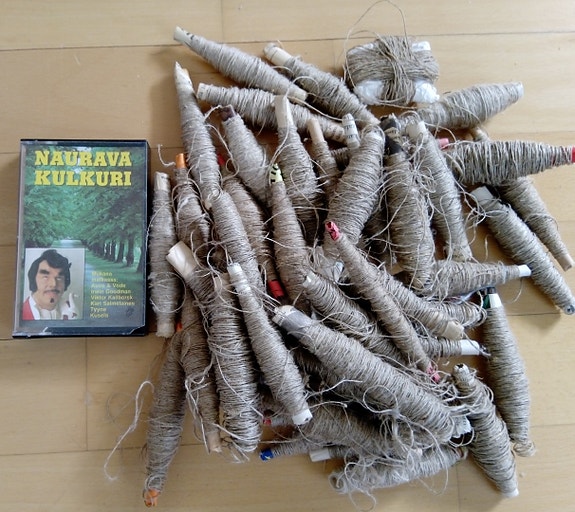 Aidot pellavalankakerät, retrovaatteet, bridge -45-ohjeet, rentoutus CD:t 80-l,