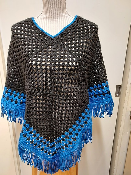 Upea käyttämätön virkattu viitta/poncho koko S-L