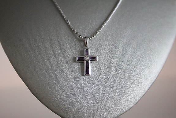 Valkokultainen risti riipus timantilla 0,01ct