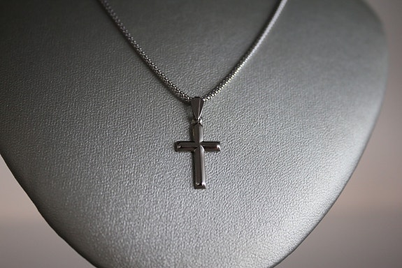 Valkokultainen risti, riipus 14 K, Saurum