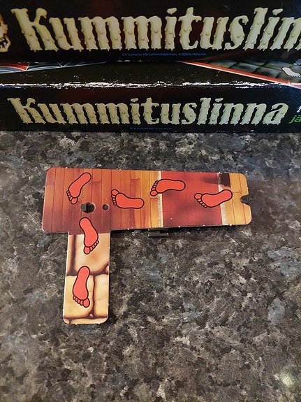 Kummituslinna lautapelin osia