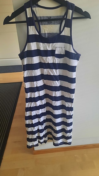 Raidallinen mekko