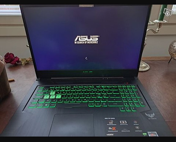 Asus 17,5 tuumanen peliläppäri