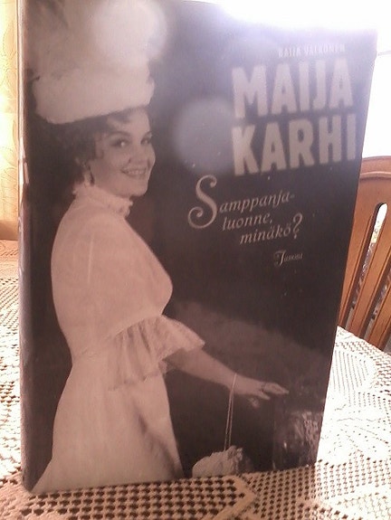 Kaija Valkonen: Maija Karhi - Sampanjaluonne, minä