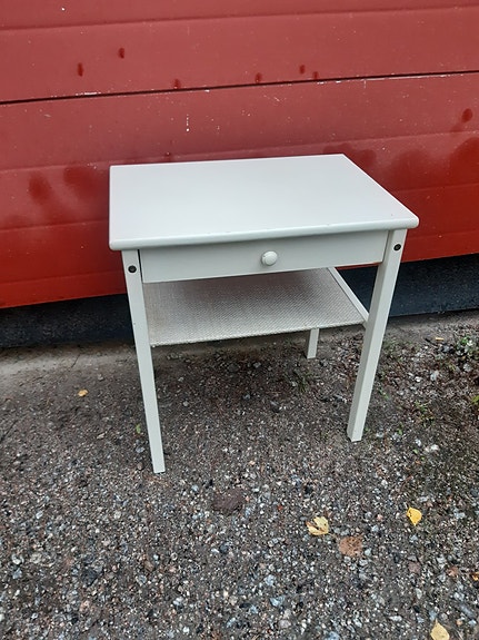 Pöytä laatikolla L298