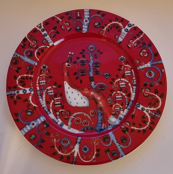 Iittala Taika punainen astiat – lautasia, mukeja ja kannu