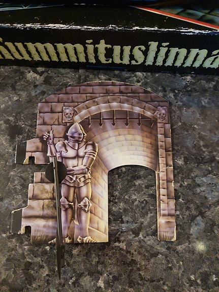 Kummituslinna lautapelin osia