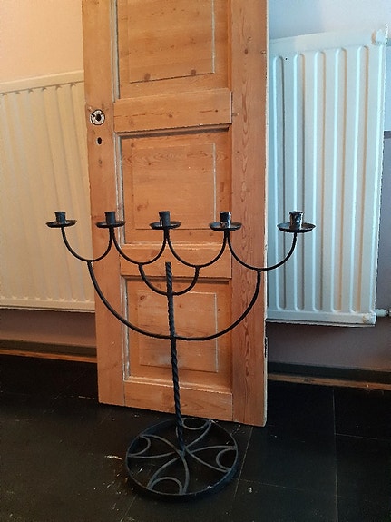 Korkea lattiakynttelikkö iso kynttelikkö