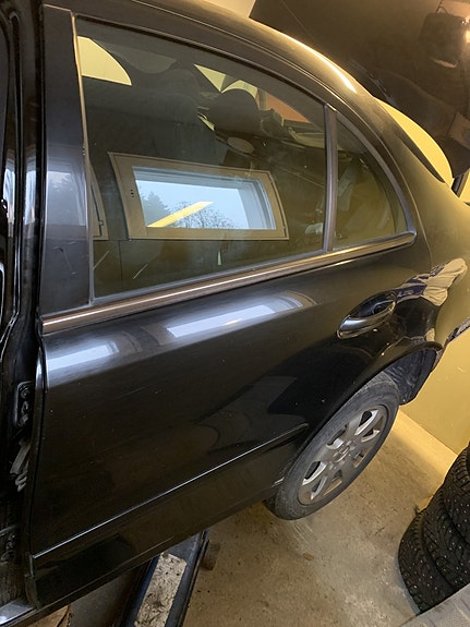 Ovi Mersedes-Benz W211