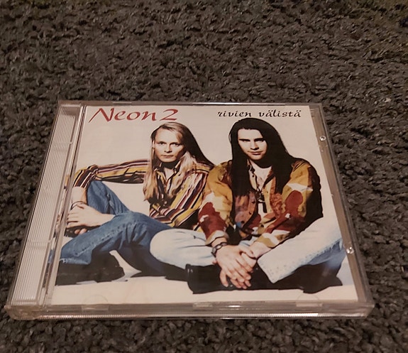 CD-levy Neon 2 Rivien välistä