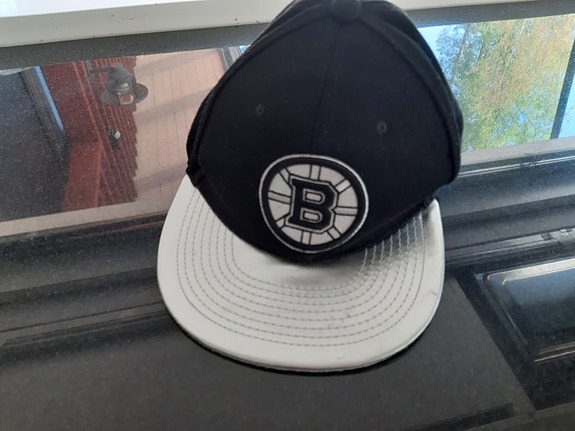 NHL lippis musta/hopea värit siisti 146-152 cm