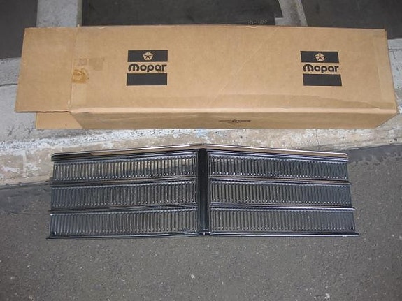 Chrysler LeBaron 1979 uusi maski, NOS